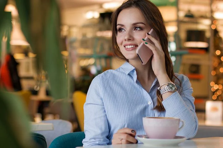 Girl on the phone digital marketing