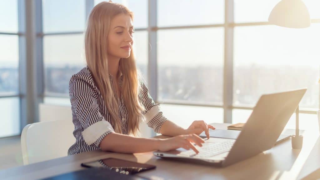 how to practice copywriting: lady typing on laptop