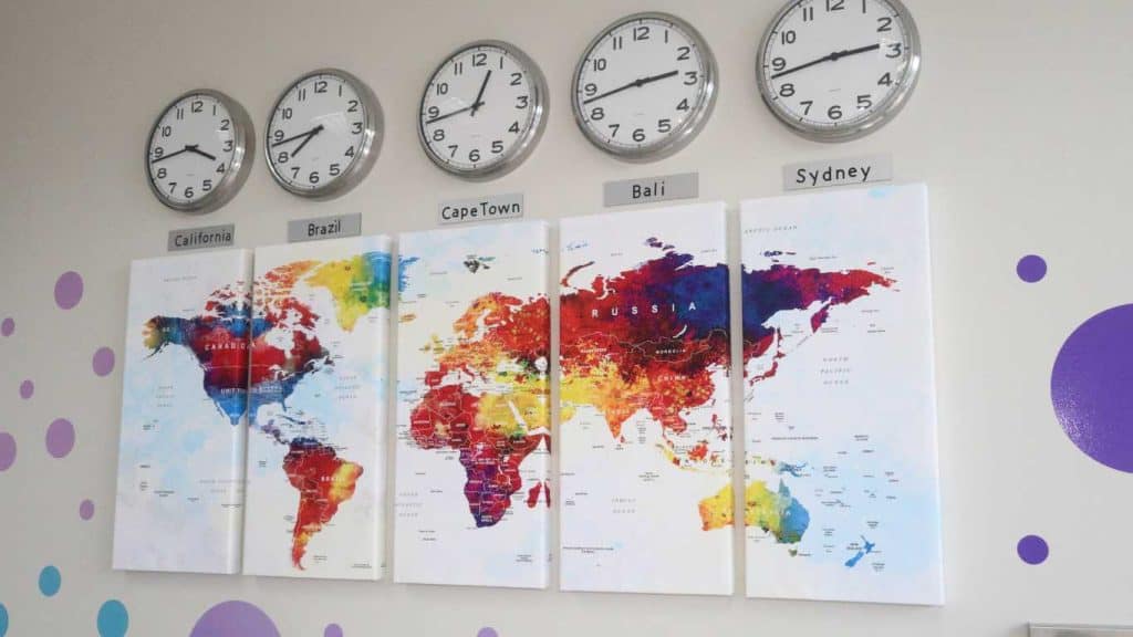 5 clocks showing different time zone with map