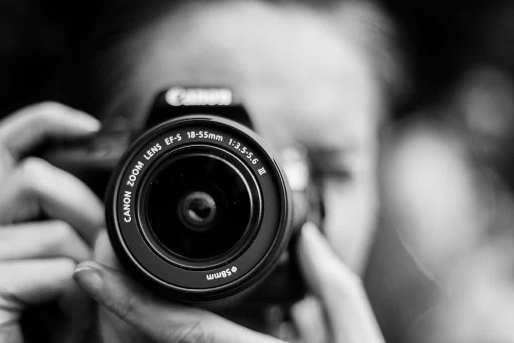 Freelance rates for beginners: picture depicts a lady taking a picture with a canon camera